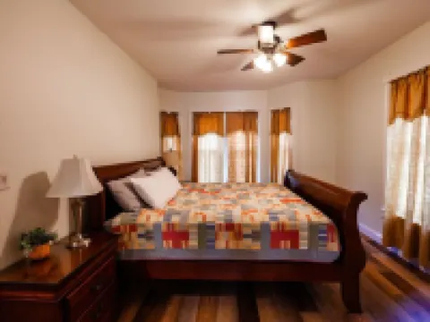 Atv-snowmobile Trail, Close to Marquette, Parking, 9 bedrooms, sleeps 18 People. Hotels in Ishpeming