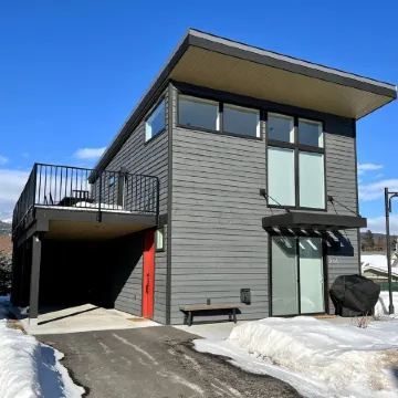 Clubhouse Pool + Hot Tub, 5 Mins to City Beach & DT WF, 35 Mins. to Glacier Park