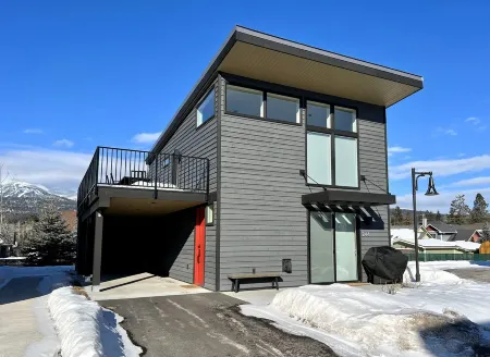 Clubhouse Pool + Hot Tub, 5 Mins to City Beach & DT WF, 35 Mins. to Glacier Park