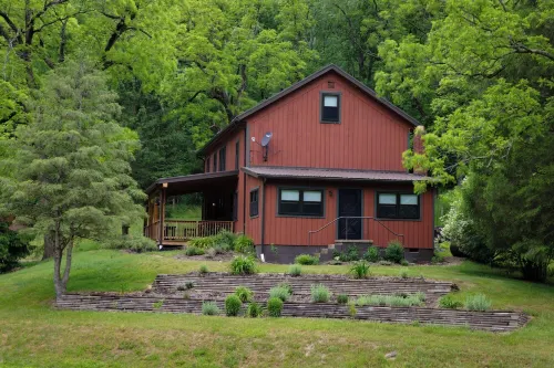 Private Cabin w/Hot Tub. Woods and nature