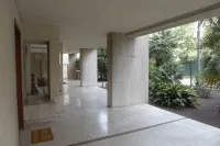 Studio 100 meters from the Croisette and beaches.