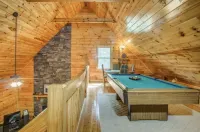 Rushing River Lodge: Mountain Cabin with River View & Hot Tub Hotels in Gilmer County