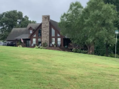 Fabulous Lakeview home with stone fireplace located in Springville / Buchanan