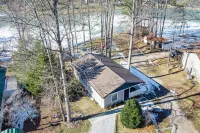 Lake Front Sleeps 4. Close to Waterfalls, Parks, Golf, Fishing & Dog Friendly.