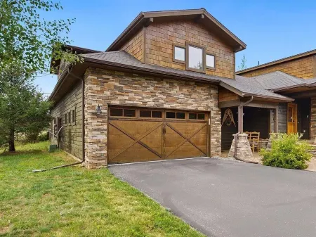 Cozy Condo Mountain Views!  So much close by-walk, bike, or drive!  ENJOY6182 Отели рядом с достопримечательностью «MacGregor Ranch Museum»