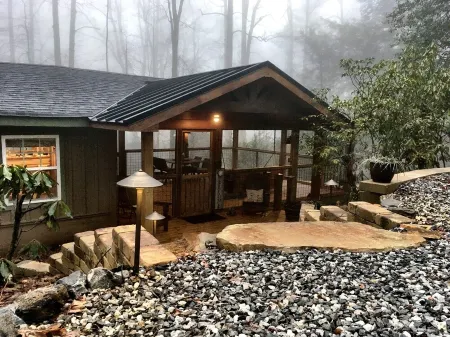 Cozy Appalachian Trail Cabin - Woody Gap & Blood Mountain in Suches, GA