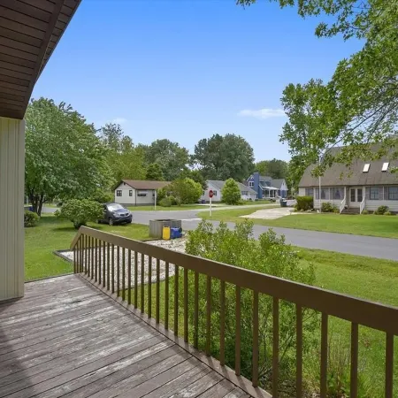 Cozy Vacation Home w/Sun Room in Bethany West