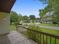 Cozy Vacation Home w/Sun Room in Bethany West