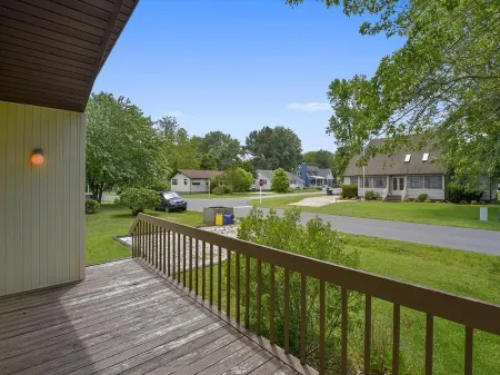 Cozy Vacation Home w/Sun Room in Bethany West