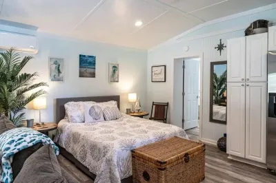 Cozy cottage overlooking Talahi Lake in Savannah GA with a pirate ship clubhouse Hotels near Butterbean Beach