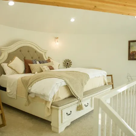 Unique stay in a modern grain bin home 2 miles from the famous hot pools!