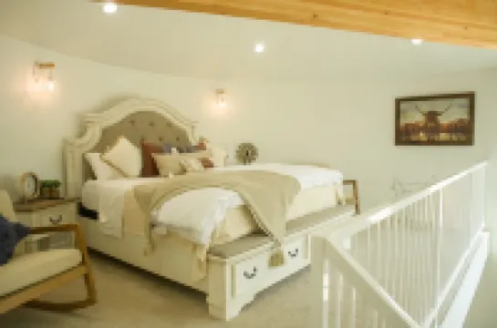 Unique stay in a modern grain bin home 2 miles from the famous hot pools!