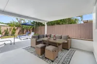 Heated POOL 4B/2B Mins to PGA Golf & the Beach!