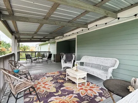 The Howard House in Biloxi – Walk to Beach, Art, and Entertainment