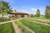 Centrally located Home near MCR, Blue Arena, I-25, RMNP easy access, Pool Table! Hotels near Christopher & Banks