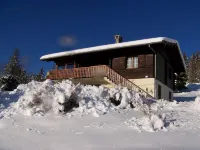 Chalet with fireplace (wood supplied) sleeps 10 (discount for stays of 3 nights or more)