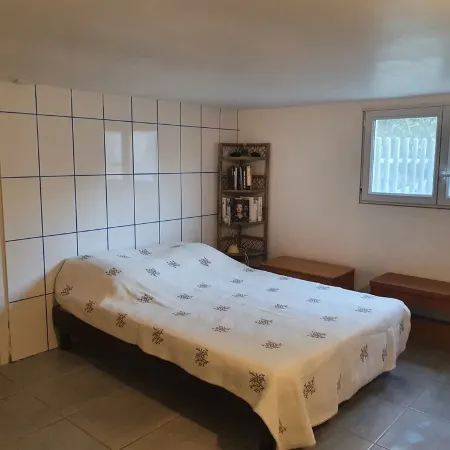 50 m2 basement apartment (ceiling height 1.80 m) Отели в г. Фигари