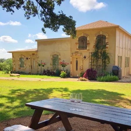 Fortunata Winery Villa #2, Cozy & Modern Retreat