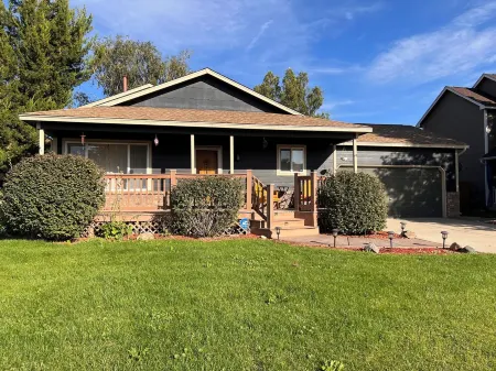 Cozy CO Casa: Eco & Pet Friendly—Sleeps up to 9, Remote Work Hub, Rec Center Отели в г. Файерстон