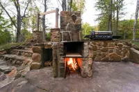 Cozy Creekside Cabin + Walking Trails, AC, Wifi