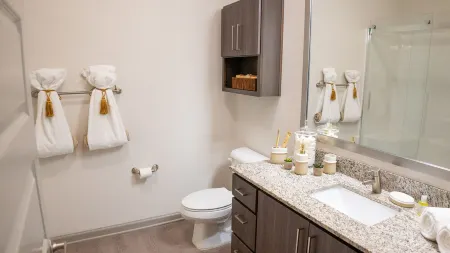 NASCAR/Motor Speedway 10mins away- King Size Retreat