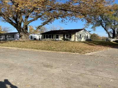Cozy 2 bedroom home tucked in a quiet neighborhood Hotels near Iowa Speedway