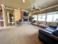 Super cute, family friendly, pool, rec room, near Zion, Bryce, & Shakespeare