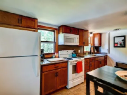Look out at the treetops at the cozy Paoli Nest. Near Epic Systems and Madison. Hotels in Verona