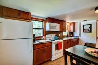 Look out at the treetops at the cozy Paoli Nest. Near Epic Systems and Madison. Hotels in Verona