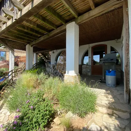Beautiful studio/apartment with air conditioning and use of pool.