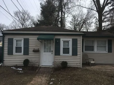 Walk to Downtown Royal Oak - Quiet neighborhood - Cozy 2 Bed 1 Bath Bungalow