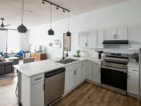 Cozy studio in enchanting downtown Warrensburg with full kitchen, AC, WiFi Hotels in Warrensburg