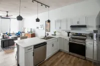 Cozy studio in enchanting downtown Warrensburg with full kitchen, AC, WiFi Hotels in Warrensburg