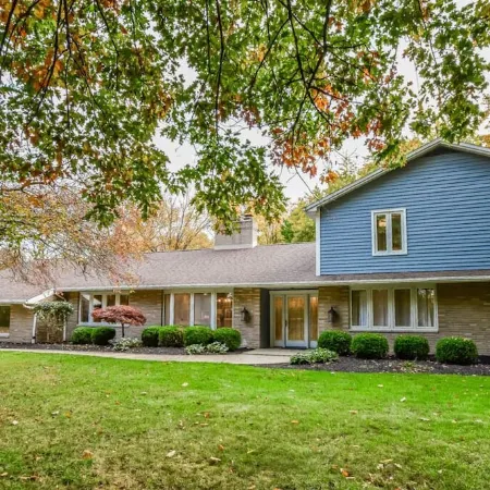 City estate offering privacy & seclusion near many attractions