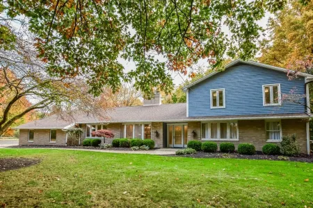 City estate offering privacy & seclusion near many attractions Отели в г. Плейн Тауншип