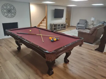 City estate offering privacy & seclusion near many attractions Отели в г. Плейн Тауншип