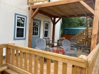 The Nestle Inn, walk to Historic Downtown Square. Centrally located.