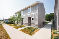 Brand New Modern and Cozy Townhouse On The Cusp Of Downtown Traverse City