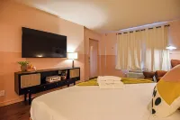 Mid-Century Themed Hotel Room in Fayetteville, AR - The Clementine on College #1 Hoteles cerca de University of Arkansas