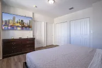 Lovely 2/2 with king bed, Parking, Self Check In.