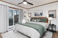 Blue Ridge Bliss 9BR/6BA: 2 Homes Across the Street from each other! Sleeps 24