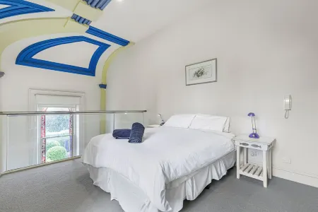 Heart of Queenscliff - Heritage Listed Ballroom Apartment 1 Отели рядом с достопримечательностью «Fort Queenscliff Museum»