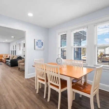 HEATED IN-GROUND POOL, 7 LARGE BEDROOMS, WALK TO BEACH, 5 MILES TO AC