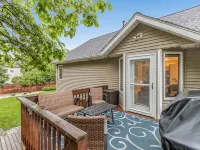 Beautiful home, quiet neighborhood w hot tub. Close to shopping, beach & trails. Hotels in Park Township