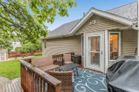 Beautiful home, quiet neighborhood w hot tub. Close to shopping, beach & trails.