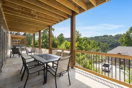 NEW PRIVATE HOT TUB! Pop's Fishing Cabin Lake Views & DISCOUNTS