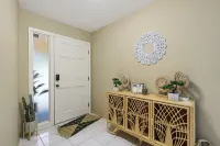 Siesta Key Serenity: Home with Heated Pool, Pond View Oasis in Heart of Sarasota