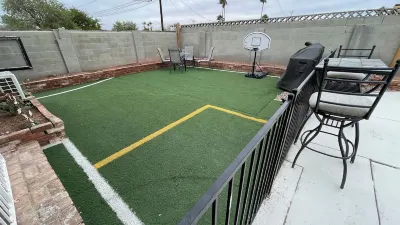 Homey Comfy Vacation Rentals - Las Vegas Hotels near AT&T Store