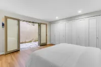 First floor Lakeside Condo in Eastlake Hotels in Eastlake