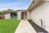 Modern Waterfront: Luxe Renovation + Sunset Views فنادق في 